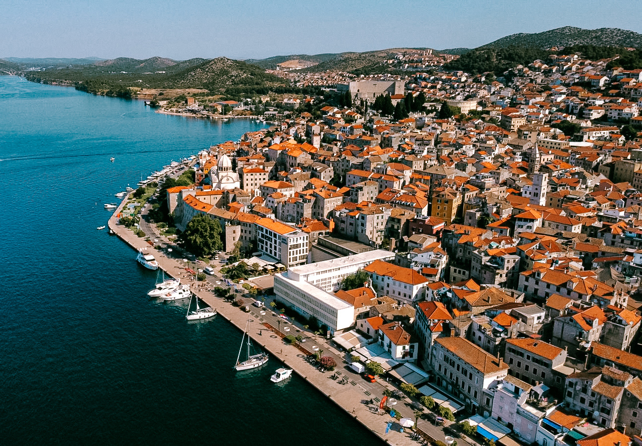 Jadranska obala kod Dubrovnika u toplom popodnevnom svjetlu
