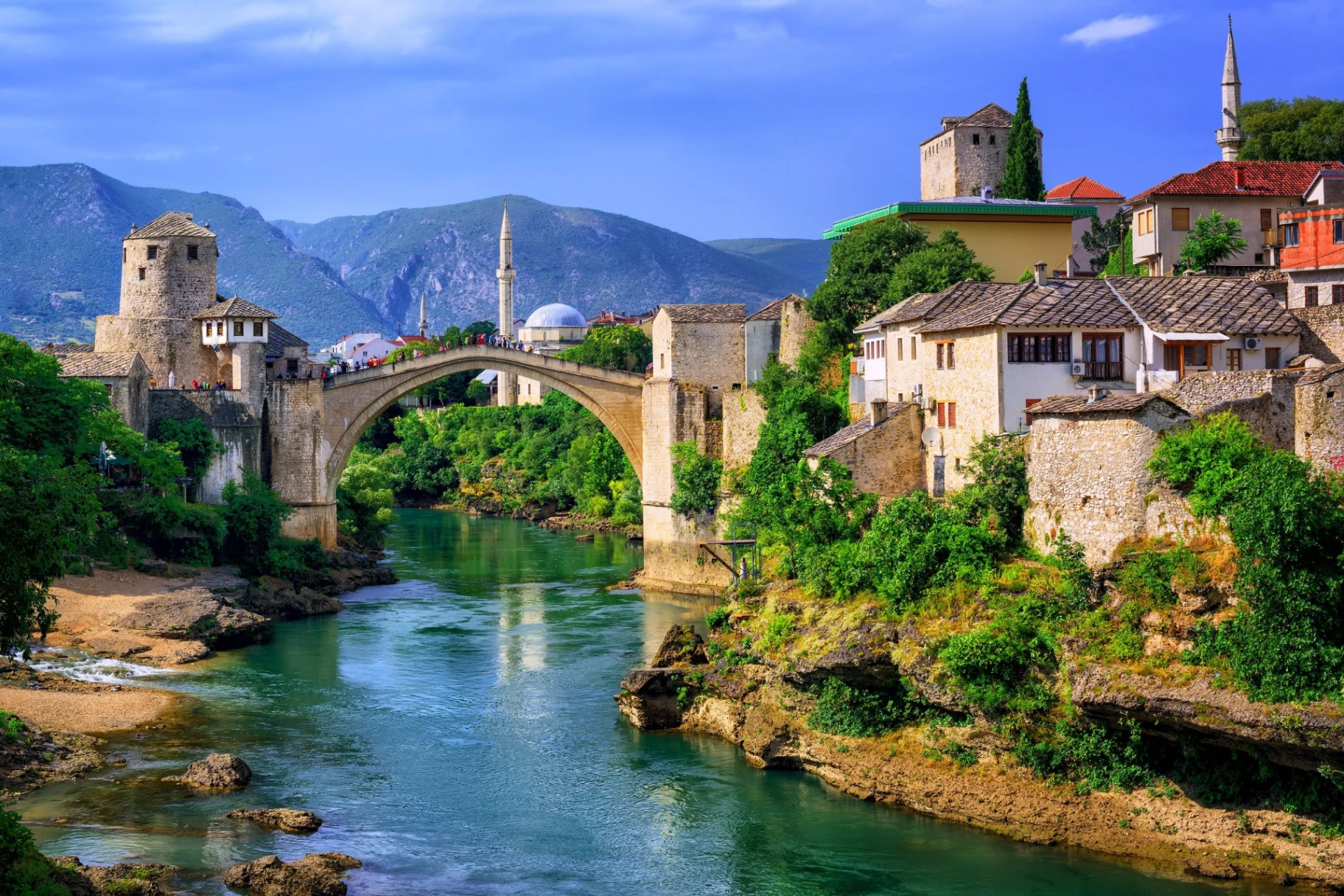 Stari most u Mostaru iznad tirkizne Neretve u zlatnom satu